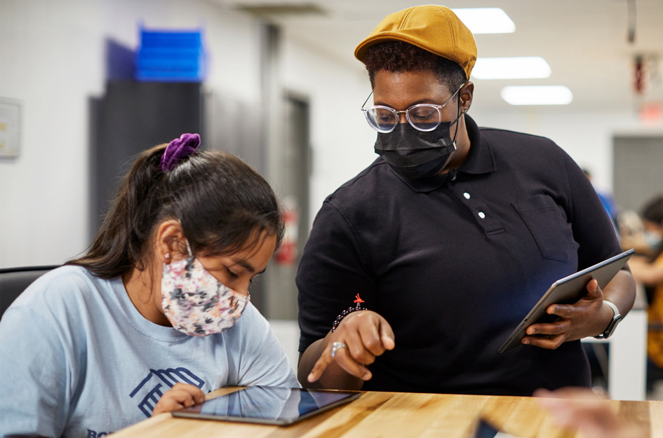 Apple curiosity stem-day Teacher and student
