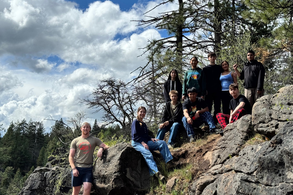 Club teen retreat - Group photo on rocks