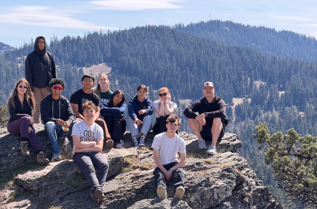 Club teen retreat - Group photo on mountainside
